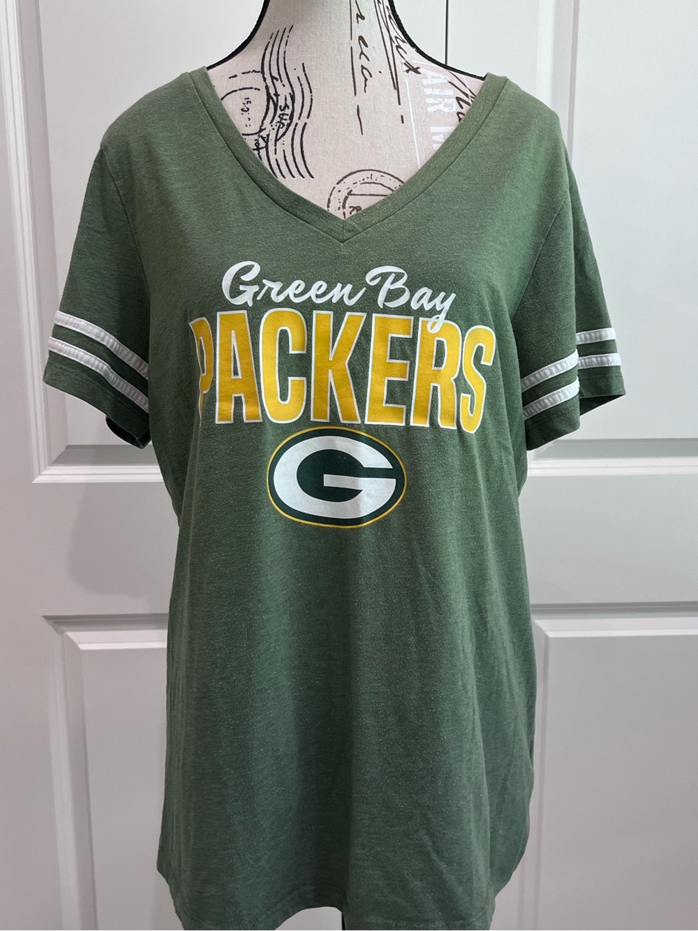 NFL Green Bay Packers Women's V-Neck Tee- Size XL